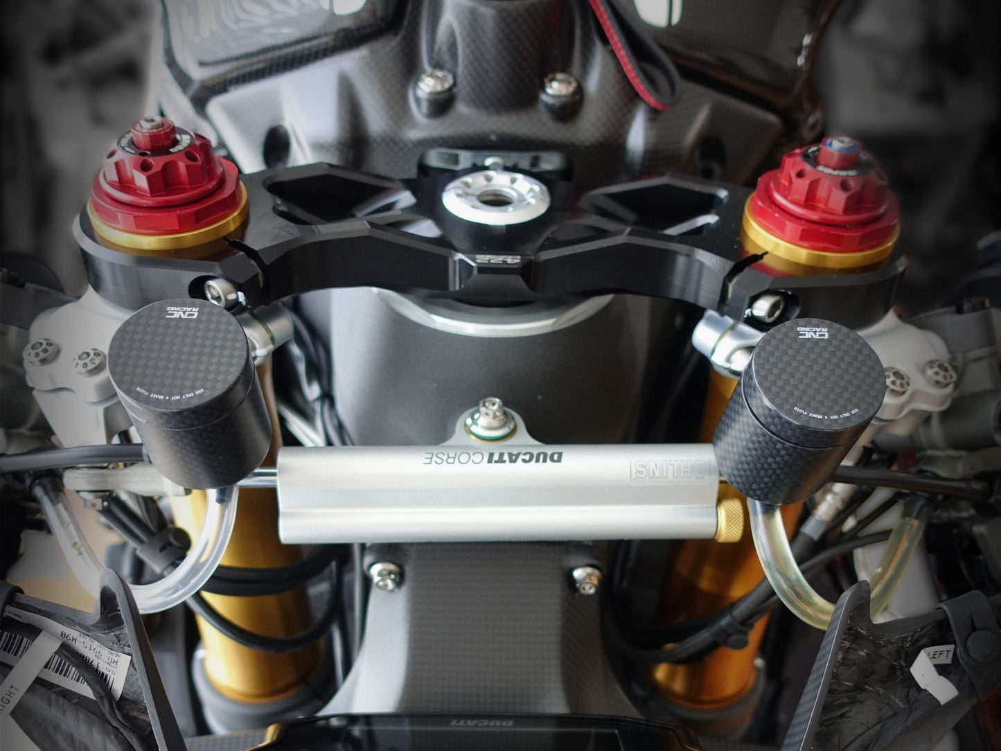 SE801 - CNC RACING Universal 25 ml Carbon Front Brake Fluid Tank – Accessories in the Motodeal Motorcycle Aftermarket Accessories and Parts Online Shop