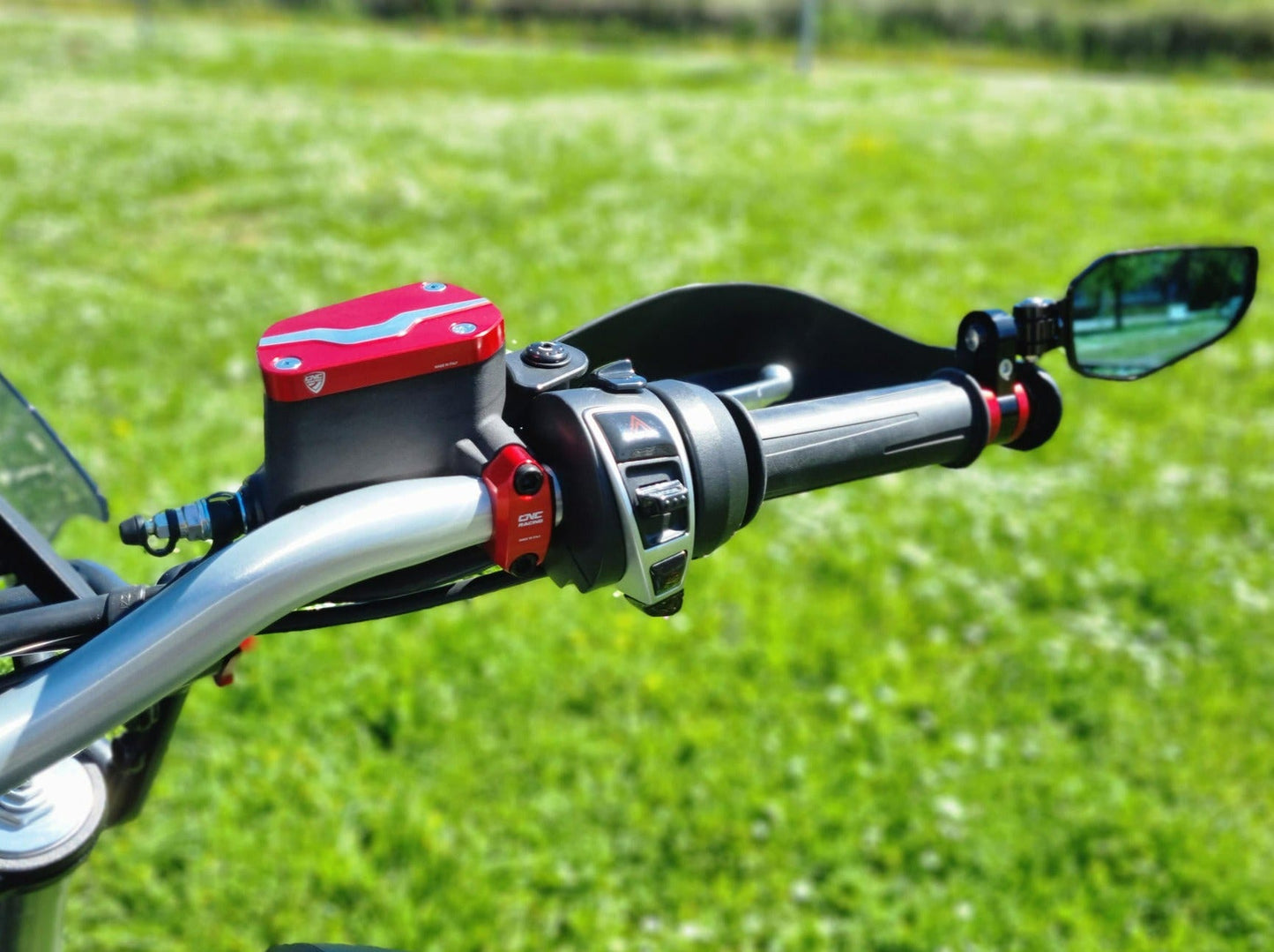 TF251 - CNC RACING Moto Guzzi V85 TT (2019+) Front Brake Fluid Tank Cap – Accessories in the Motodeal Motorcycle Aftermarket Accessories and Parts Online Shop