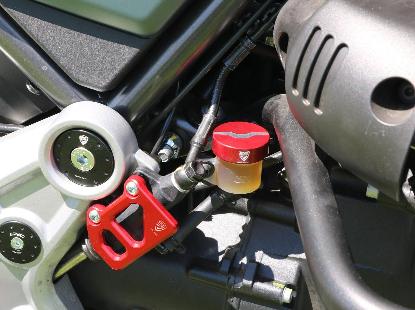 TF253 - CNC RACING Moto Guzzi V100 Mandello / V85 TT Rear Brake Fluid Tank Cap – Accessories in the Motodeal Motorcycle Aftermarket Accessories and Parts Online Shop