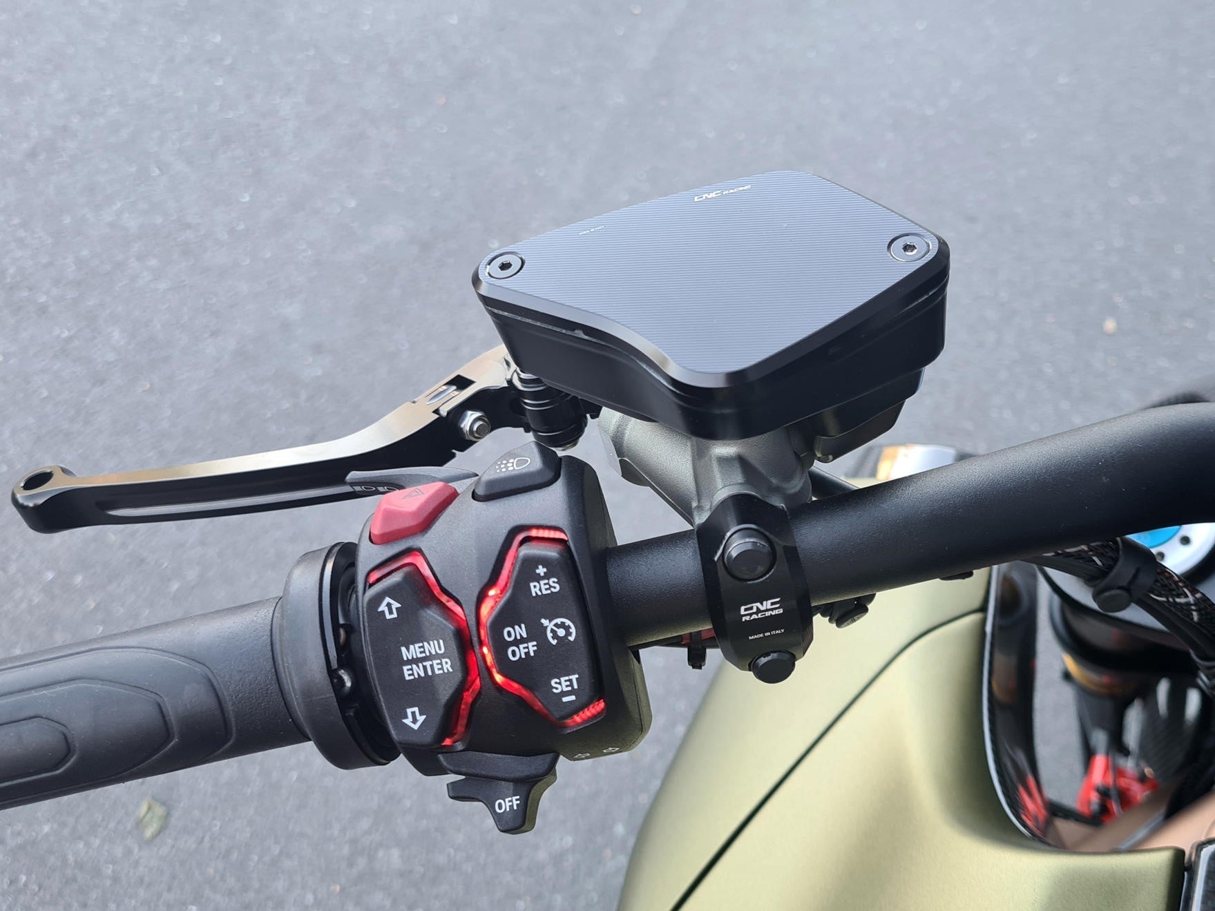 KT850 - CNC RACING Ducati Diavel / XDiavel Front Brake & Clutch Fluid Tank Caps "Streaks" – Accessories in the Motodeal Motorcycle Aftermarket Accessories and Parts Online Shop