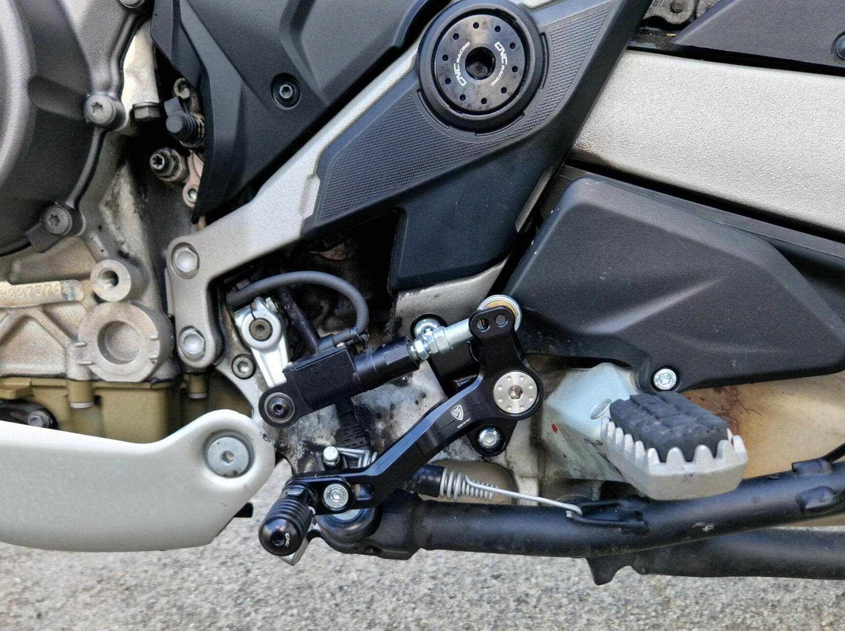 PEC06 - CNC RACING Ducati Multistrada V4 / V4S / Pikes Peak (2021+) Gear Lever "Slide" – Accessories in the Motodeal Motorcycle Aftermarket Accessories and Parts Online Shop