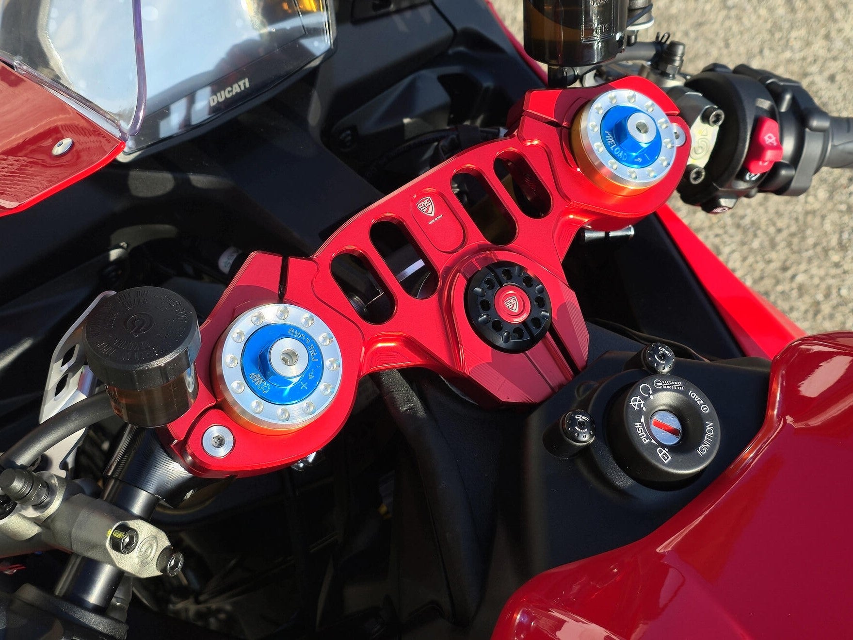 PST25 - CNC RACING Ducati Panigale V2 (2025+) Top Yoke Clamps Kit (for CNC RACING triple clamps) – Accessories in the Motodeal Motorcycle Aftermarket Accessories and Parts Online Shop