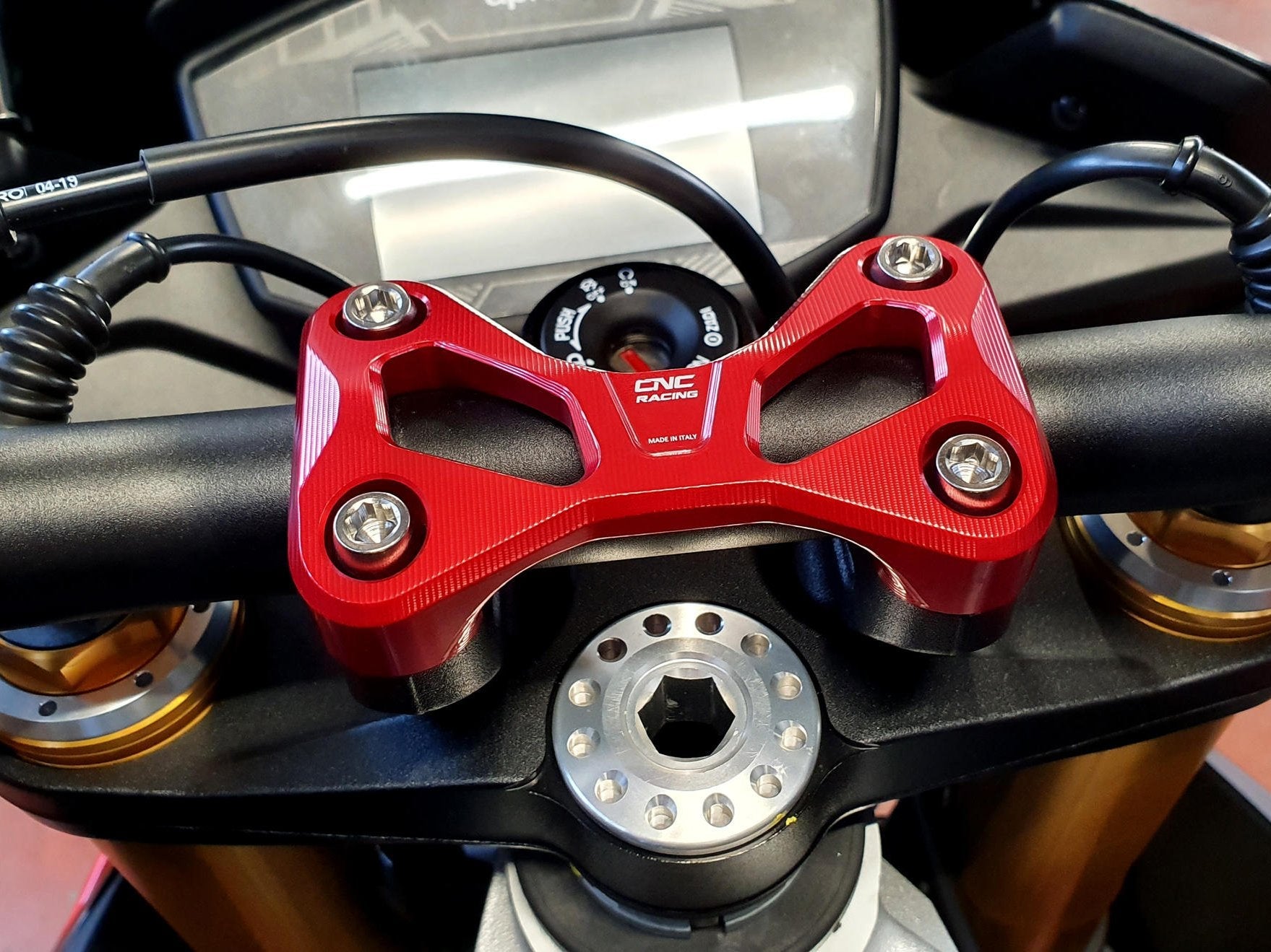 RM256 - CNC RACING Aprilia Tuono V4 / 660 Handlebar Top Clamp – Accessories in the Motodeal Motorcycle Aftermarket Accessories and Parts Online Shop