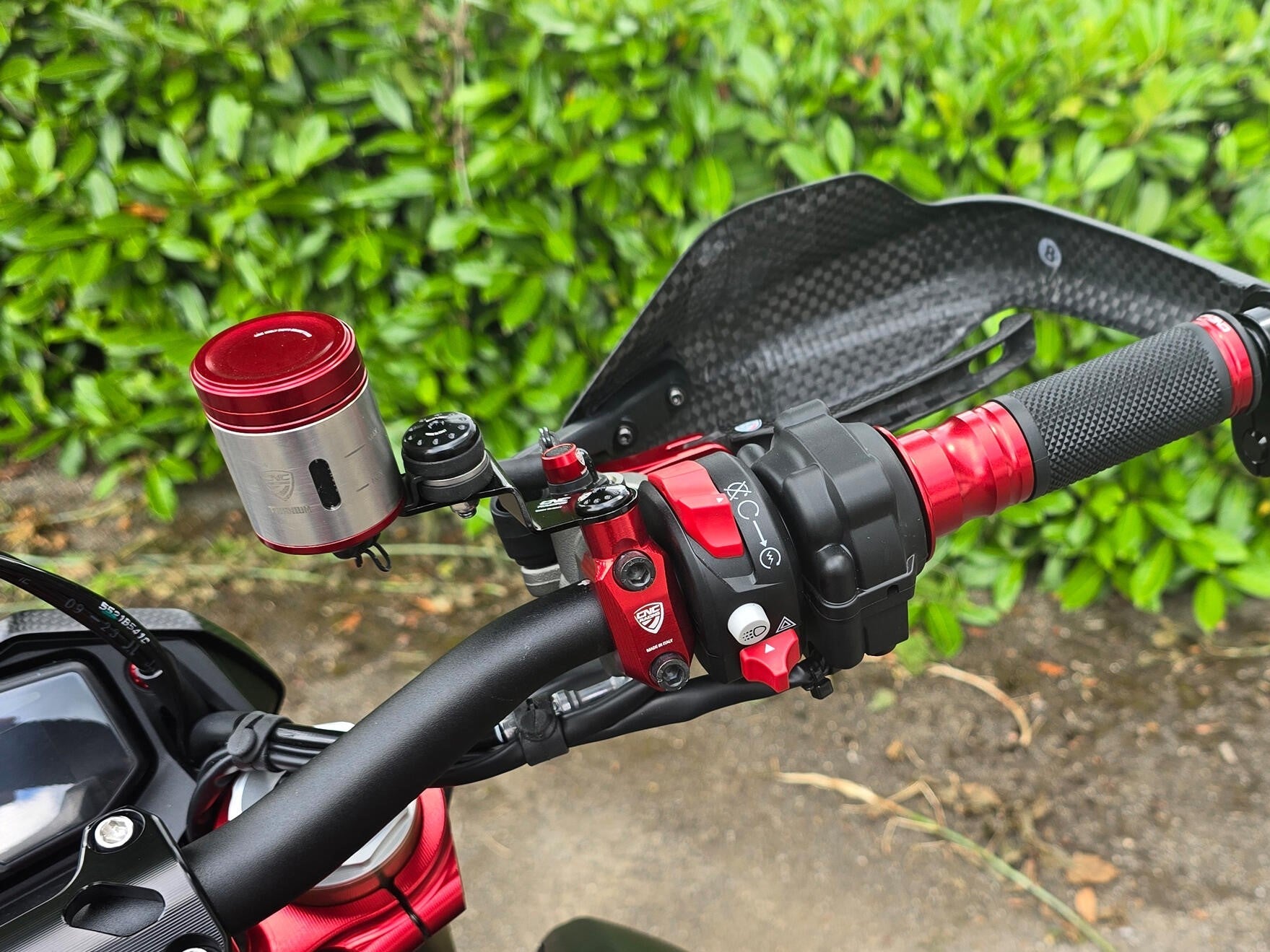 SEA19 - CNC RACING Ducati Hypermotard 698 Mono (2024+) Clutch / Brake Fluid Tanks Brackets Kit – Accessories in the Motodeal Motorcycle Aftermarket Accessories and Parts Online Shop