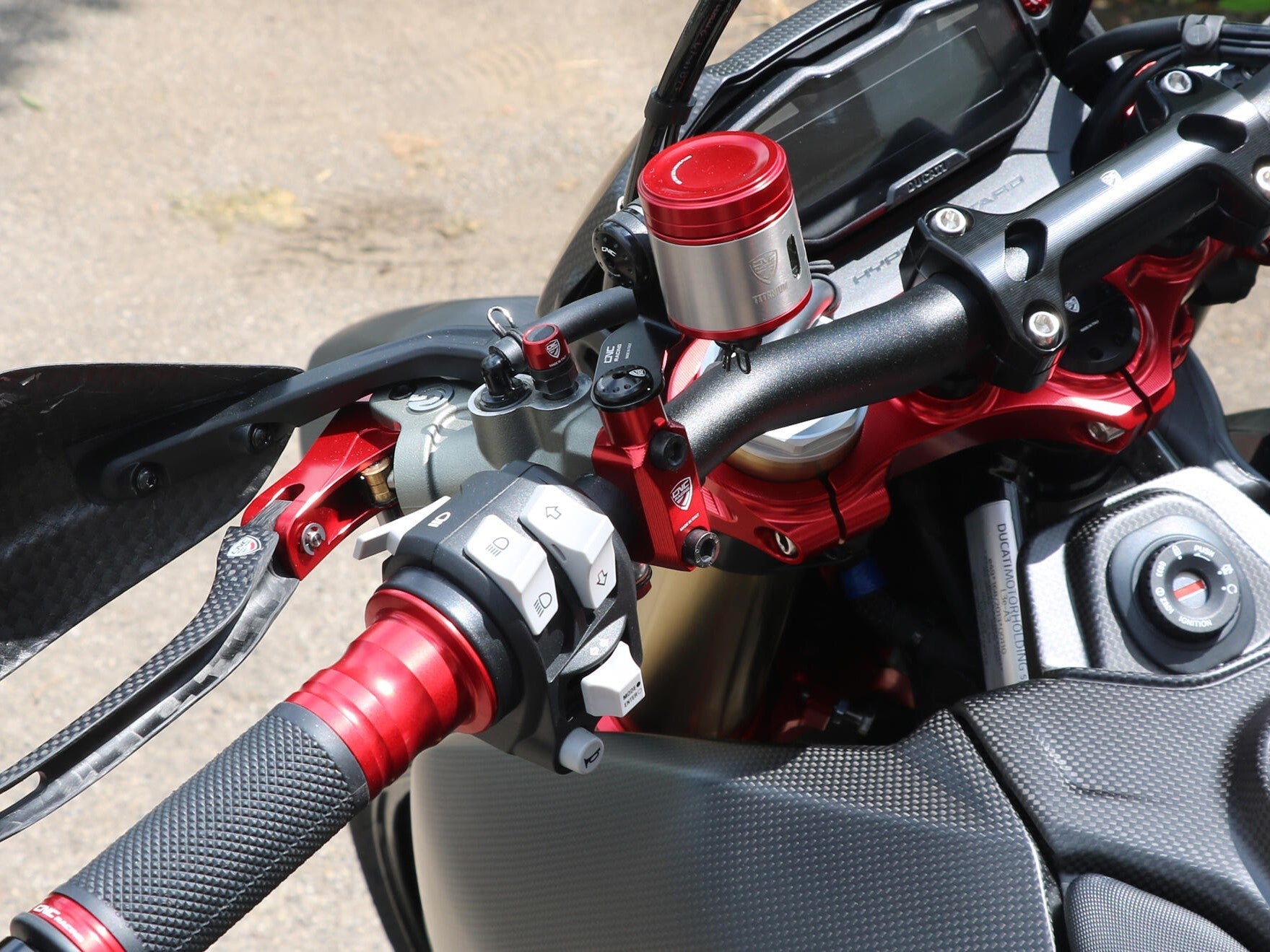 SEA19 - CNC RACING Ducati Hypermotard 698 Mono (2024+) Clutch / Brake Fluid Tanks Brackets Kit – Accessories in the Motodeal Motorcycle Aftermarket Accessories and Parts Online Shop