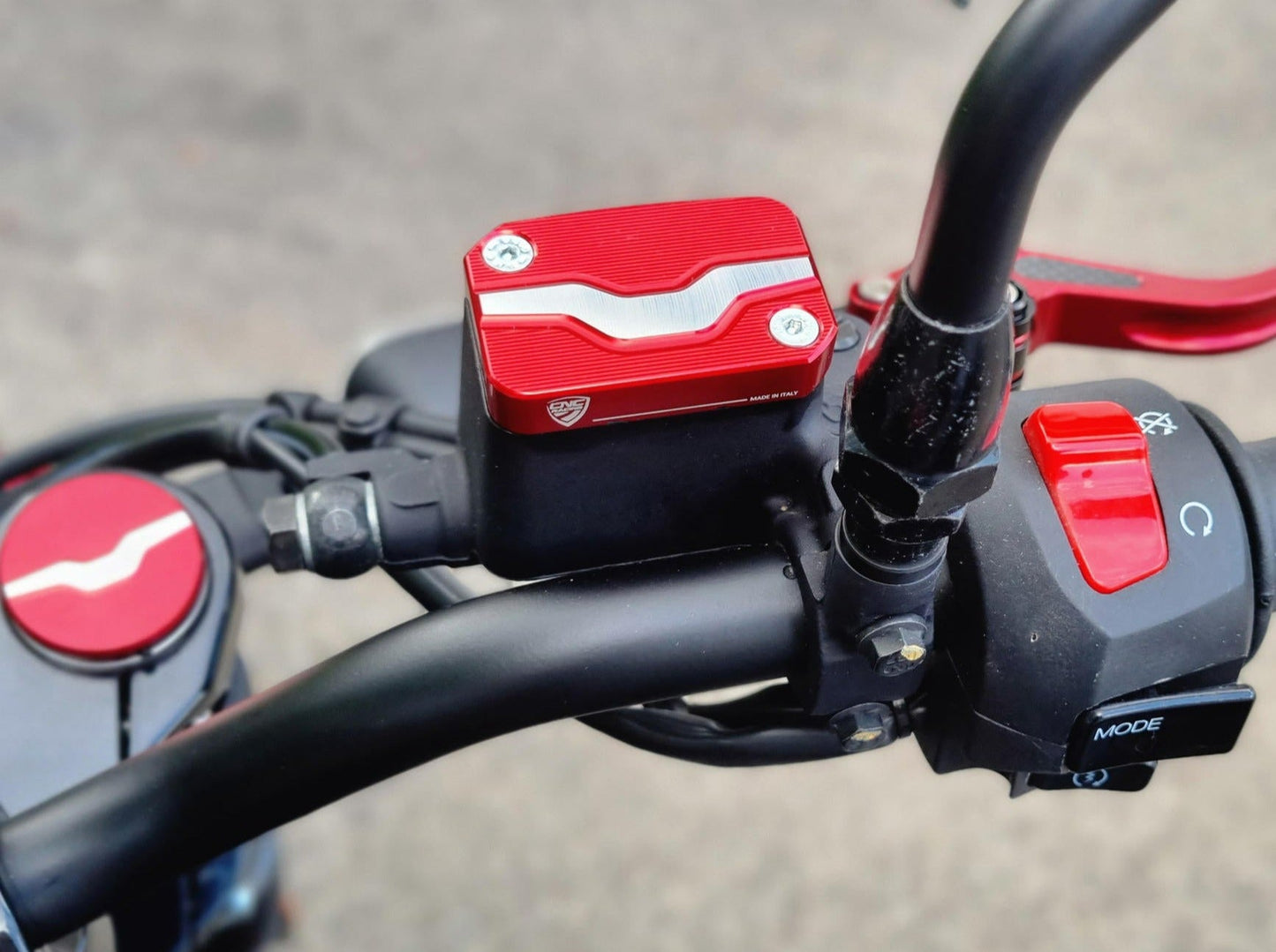 TF254 - CNC RACING Moto Guzzi V7 Stone (2019+) Front Brake Fluid Tank Cap – Accessories in the Motodeal Motorcycle Aftermarket Accessories and Parts Online Shop