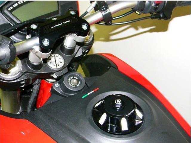 BM02 - DUCABIKE Ducati Hypermotard 821 / 939 Handlebar Clamp – Accessories in the Motodeal Motorcycle Aftermarket Accessories and Parts Online Shop