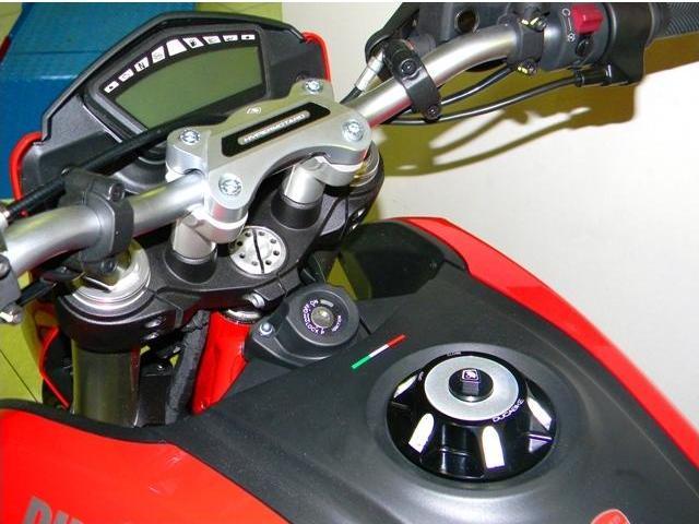 BM02 - DUCABIKE Ducati Hypermotard 821 / 939 Handlebar Clamp – Accessories in the Motodeal Motorcycle Aftermarket Accessories and Parts Online Shop