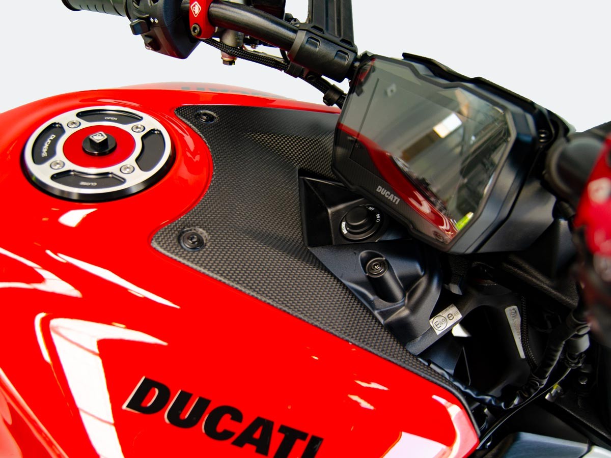CRB81O - DUCABIKE Ducati Diavel V4 (2023+) Carbon Fuel Tank Front Cover – Accessories in the Motodeal Motorcycle Aftermarket Accessories and Parts Online Shop