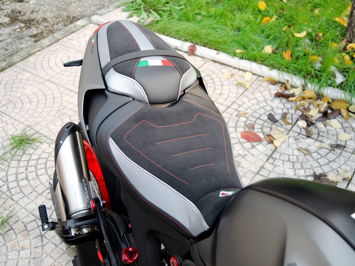 CSM9C01 - DUCABIKE Ducati Monster 950 (2021+) Comfort Seat Cover – Accessories in the Motodeal Motorcycle Aftermarket Accessories and Parts Online Shop