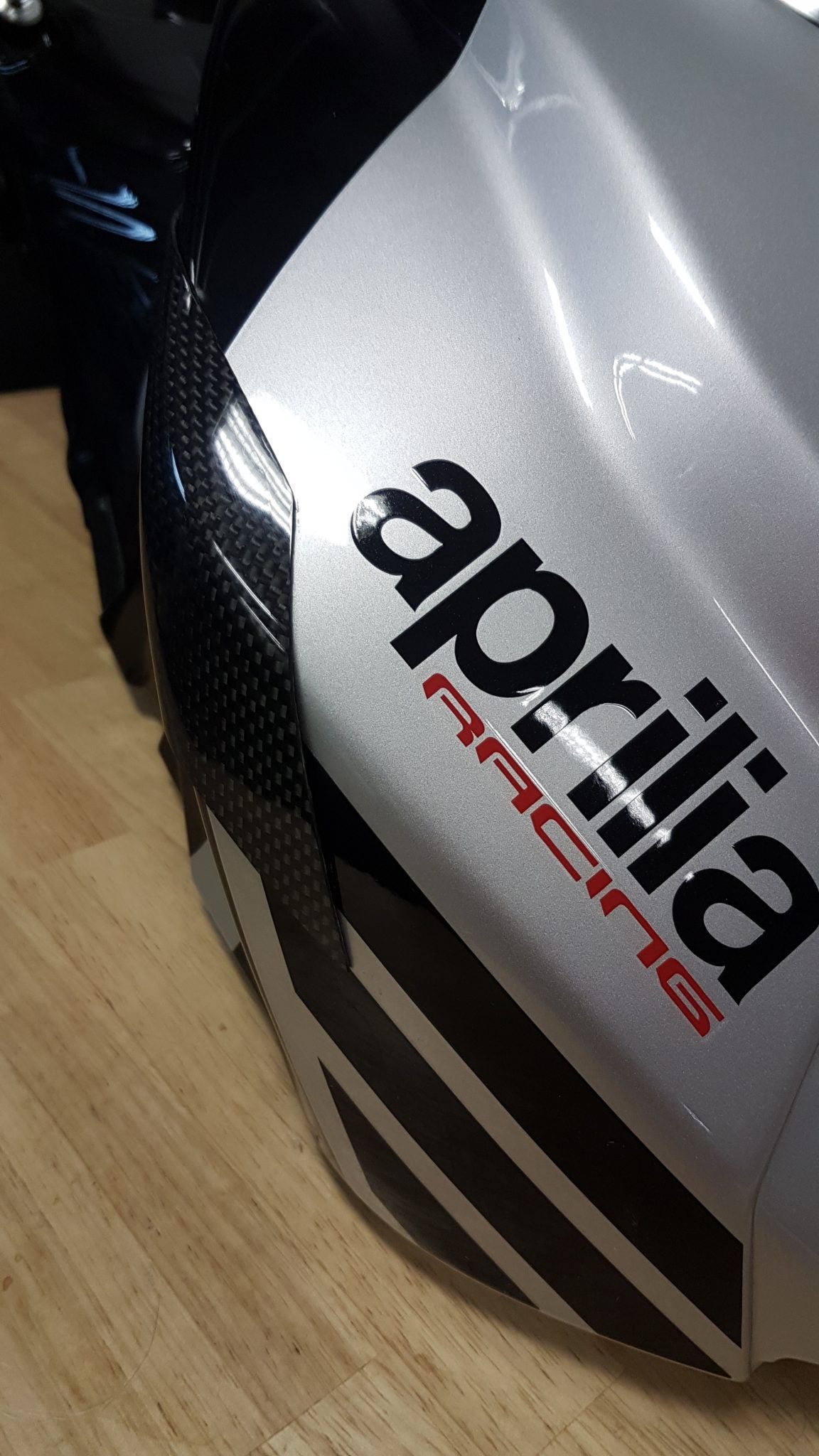 CARBON2RACE Aprilia RSV4 (15/20) Carbon Fuel Tank Sliders