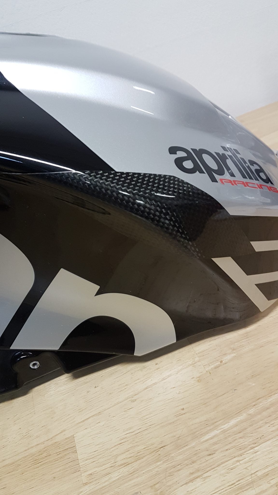 CARBON2RACE Aprilia Tuono V4 1100 (15/20) Carbon Tank Sliders