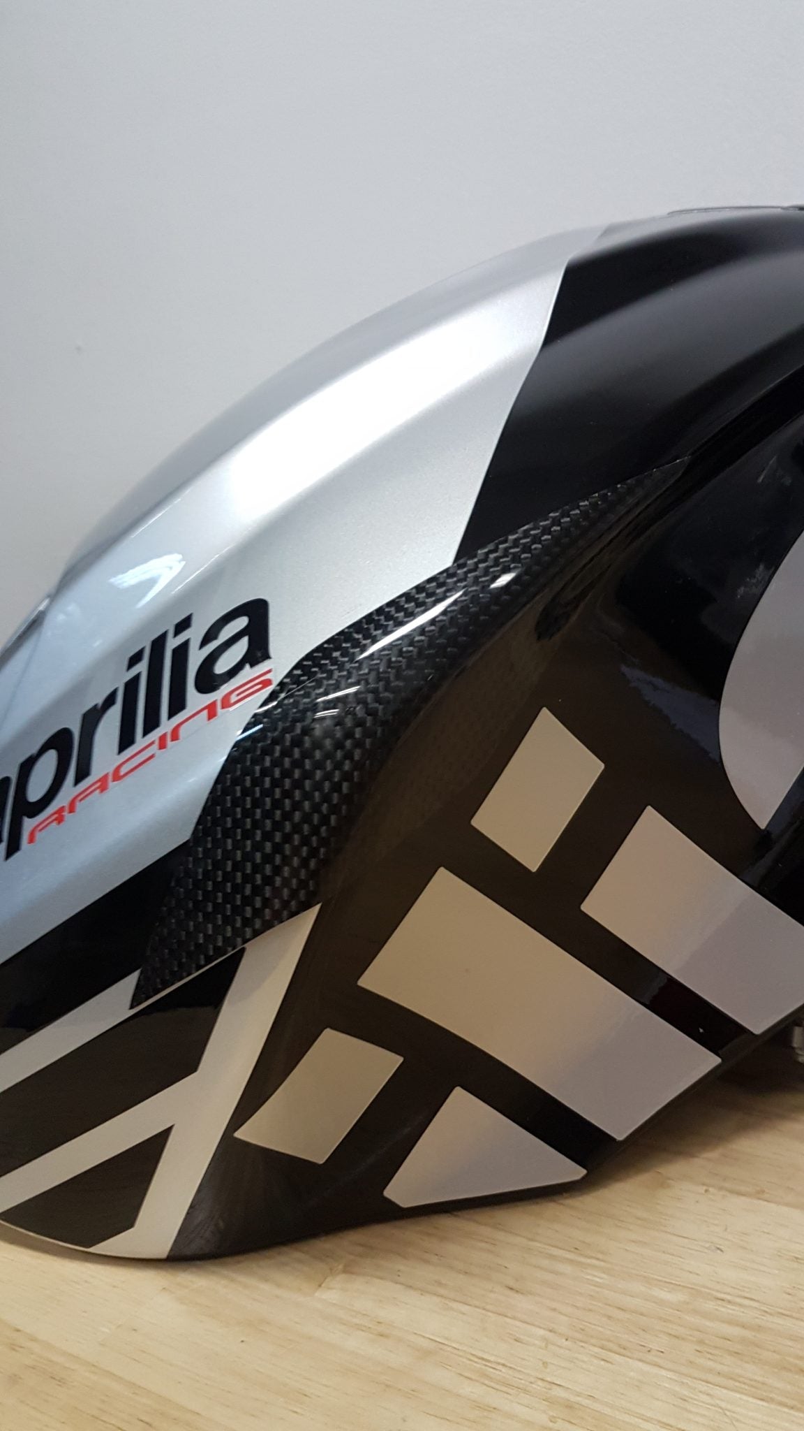 CARBON2RACE Aprilia Tuono V4 1100 (15/20) Carbon Tank Sliders