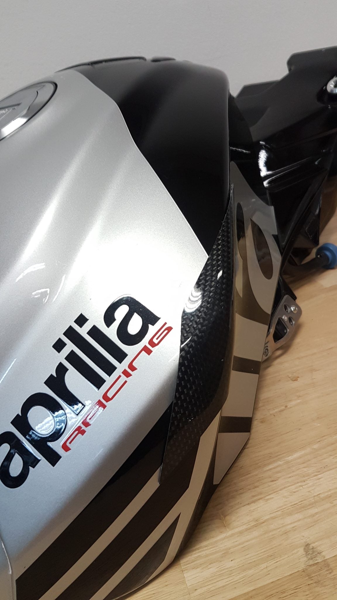 CARBON2RACE Aprilia RSV4 (15/20) Carbon Fuel Tank Sliders