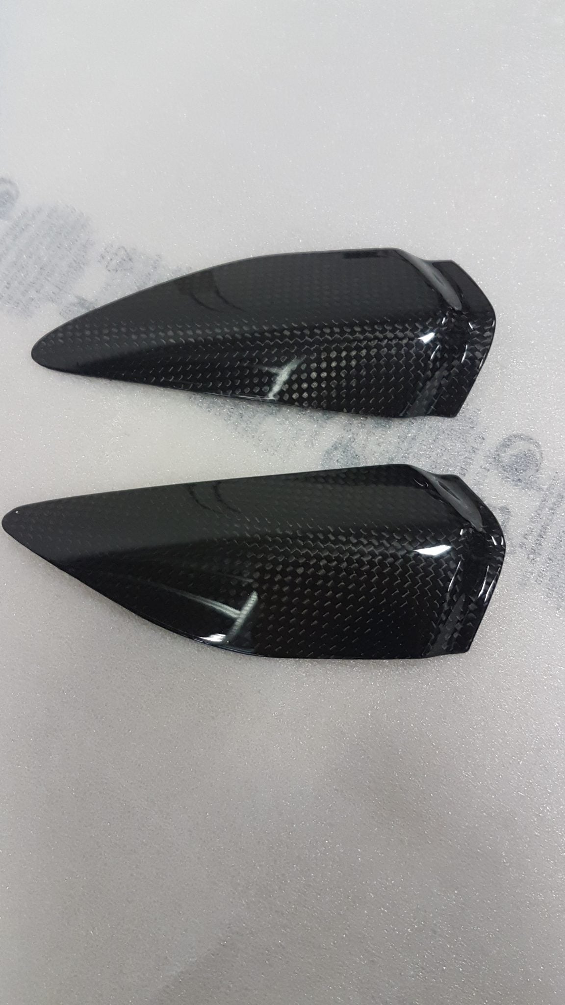 CARBON2RACE Yamaha YZF-R1 (15/...) Carbon Tank Sliders (small version)