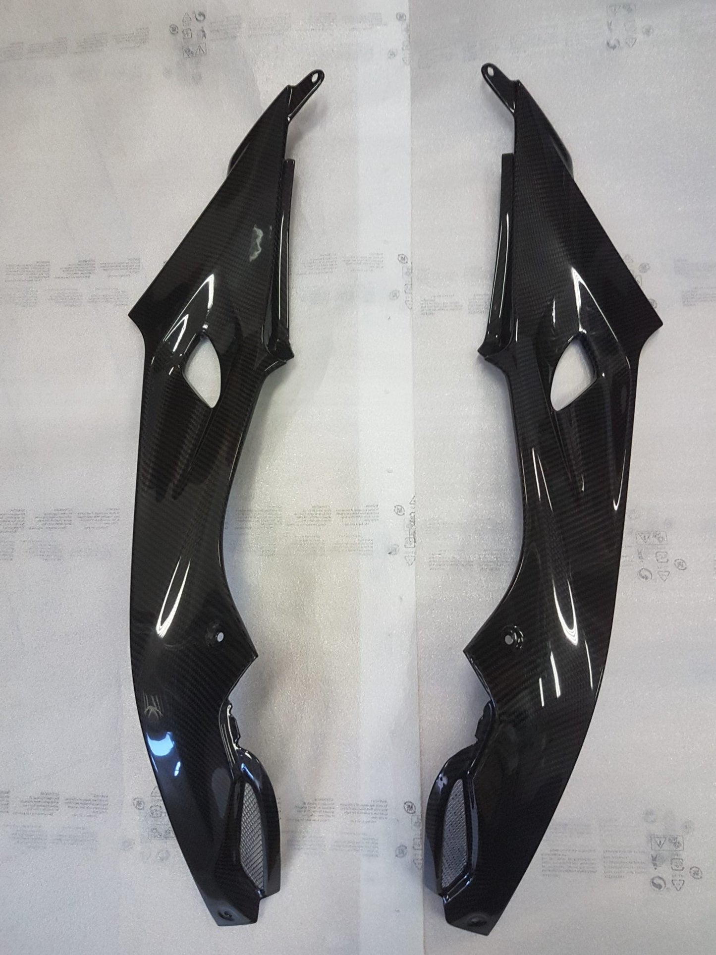 CARBON2RACE BMW S1000RR (15/18) Carbon Side Tank Panels