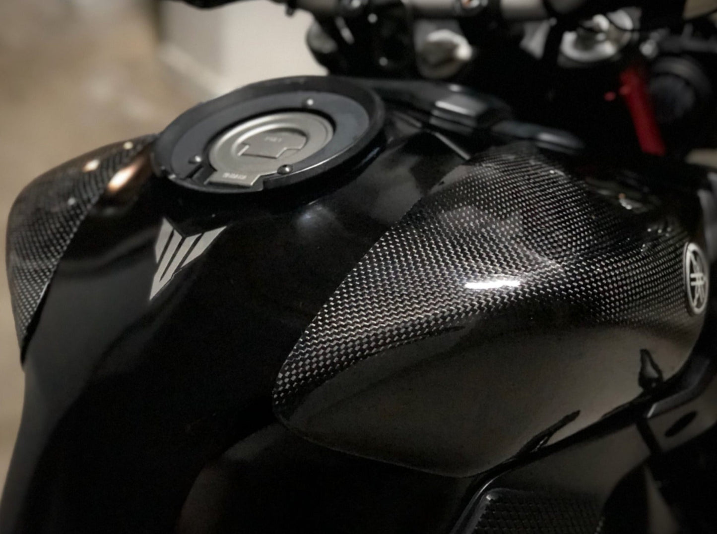 CARBON2RACE Yamaha MT-09 (14/20) Carbon Fuel Tank Sliders