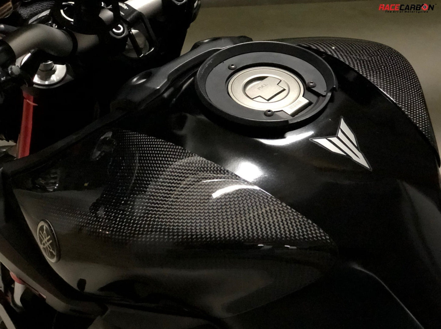 CARBON2RACE Yamaha MT-09 (14/20) Carbon Fuel Tank Sliders