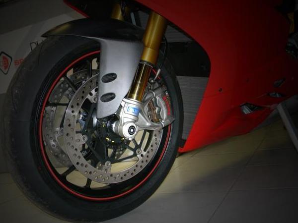 TRS01 - DUCABIKE Ducati Front Wheel Cap (left)